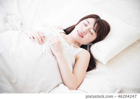 婦女睡覺早晨少婦逗人喜愛的生活方式 46204247