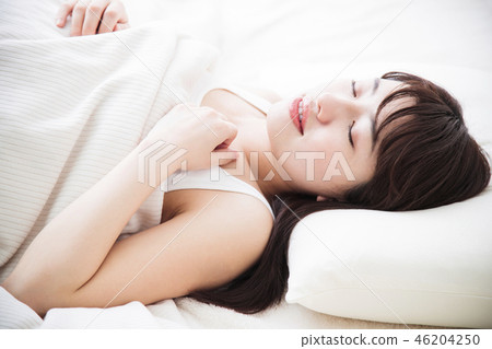 婦女睡覺早晨少婦逗人喜愛的生活方式 46204250