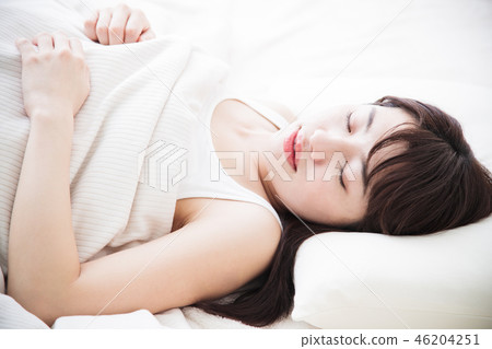 婦女睡覺早晨少婦逗人喜愛的生活方式 46204251