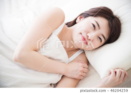 婦女睡覺早晨少婦逗人喜愛的生活方式 46204259