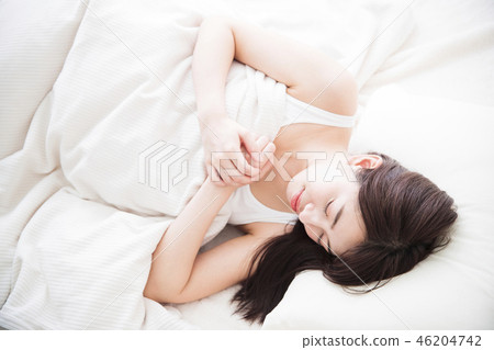 婦女睡覺早晨少婦逗人喜愛的生活方式 46204742