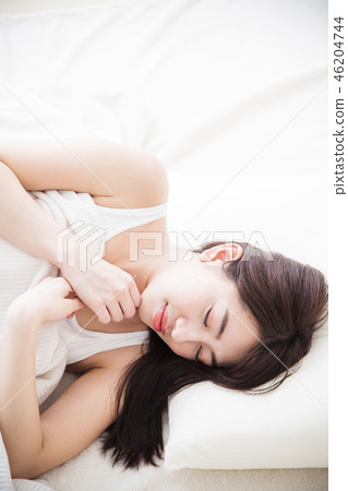 婦女睡覺早晨少婦逗人喜愛的生活方式 46204744