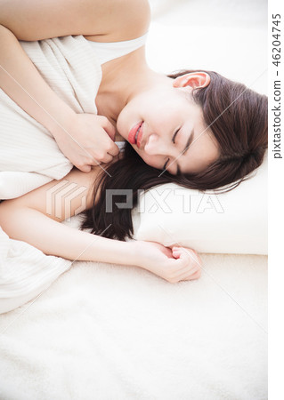 婦女睡覺早晨少婦逗人喜愛的生活方式 46204745