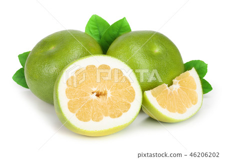 Citrus Sweetie or Pomelit, oroblanco with slices and leaf isolated on white background close-up 46206202