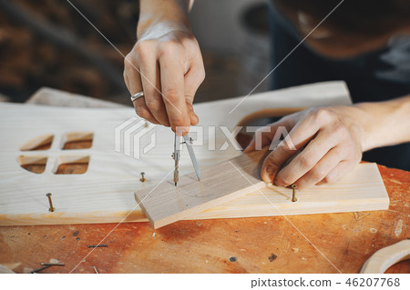 The carpenter works with a tree 46207768