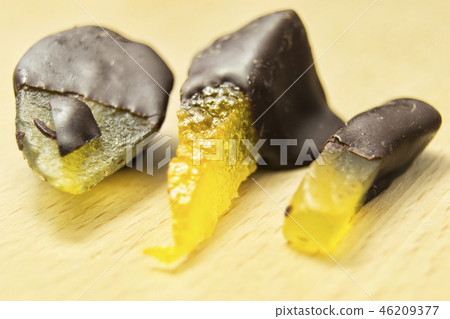 tasty dark chocolate chocolates on wooden board tasty dark chocolate chocolates on wooden board 46209377