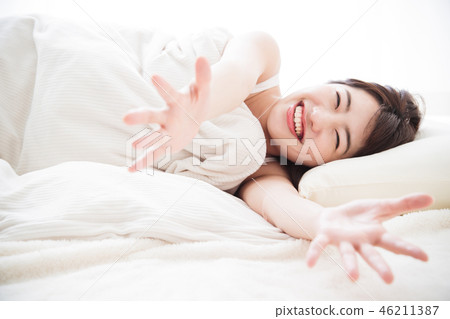 婦女睡覺早晨少婦逗人喜愛的生活方式 46211387