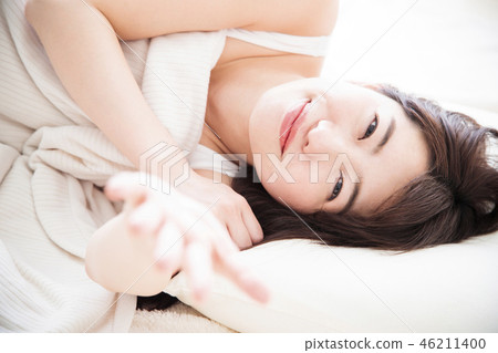 婦女睡覺早晨少婦逗人喜愛的生活方式 46211400