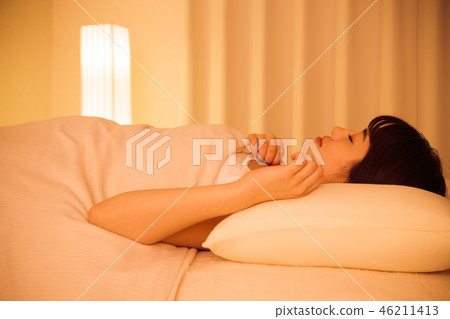 婦女睡眠睡眠夜少婦逗人喜愛的生活方式 46211413