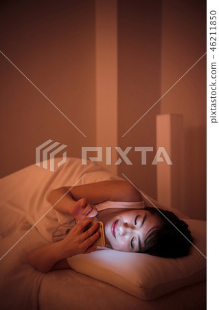 女人睡眠智能手機就寢時間少婦可愛的生活方式 46211850