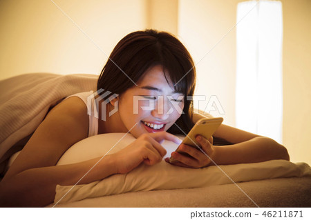 女人睡眠智能手機就寢時間少婦可愛的生活方式 46211871