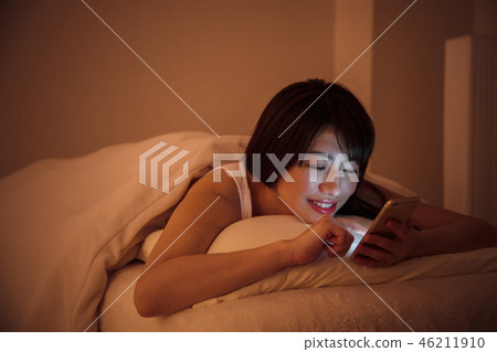 女人睡眠智能手機就寢時間少婦可愛的生活方式 女人睡眠智能手機就寢時間少婦可愛的生活方式 46211910