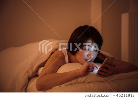 女人睡眠智能手機就寢時間少婦可愛的生活方式 46211912