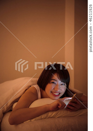 女人睡眠智能手機就寢時間少婦可愛的生活方式 女人睡眠智能手機就寢時間少婦可愛的生活方式 46211926