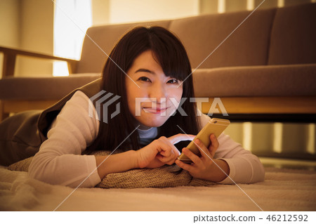 婦女智能手機夜夜間少婦逗人喜愛 46212592