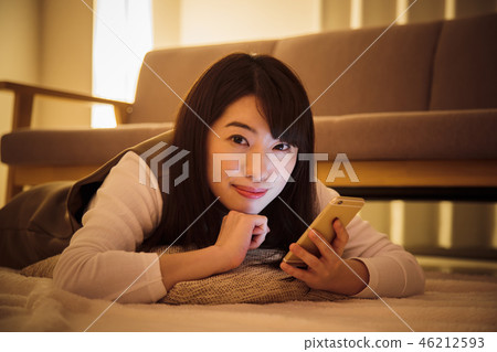 婦女智能手機夜夜間少婦逗人喜愛 46212593