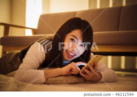 婦女智能手機夜夜間少婦逗人喜愛 46212594