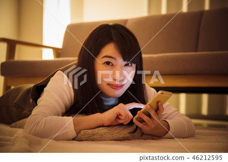 婦女智能手機夜夜間少婦逗人喜愛 46212595
