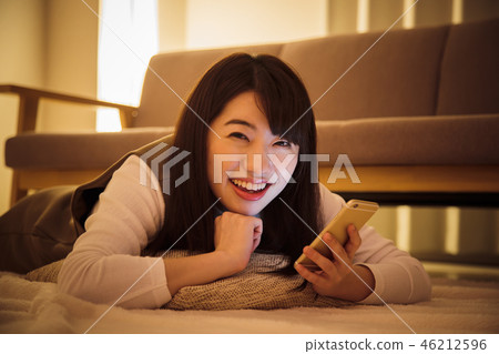 婦女智能手機夜夜間少婦逗人喜愛 46212596
