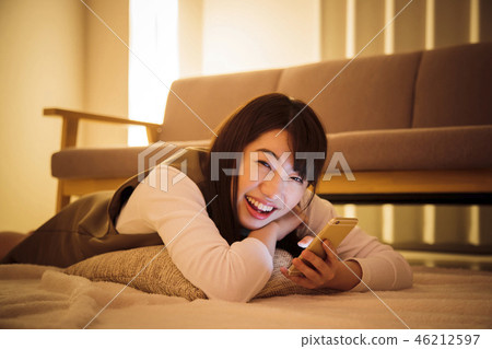 婦女智能手機夜夜間少婦逗人喜愛 46212597