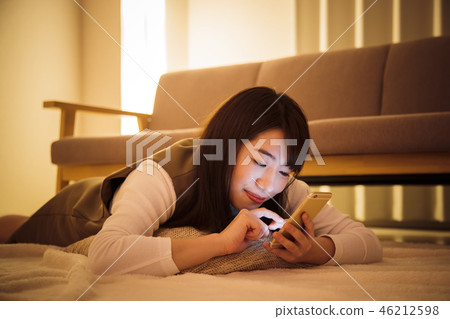 婦女智能手機夜夜間少婦逗人喜愛 46212598