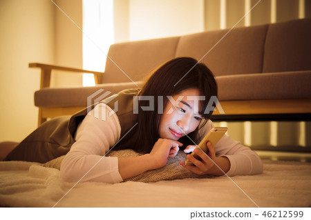 婦女智能手機夜夜間少婦逗人喜愛 46212599