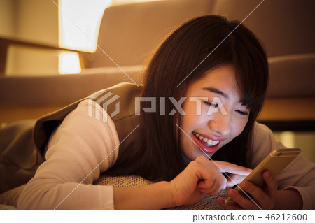 婦女智能手機夜夜間少婦逗人喜愛 46212600