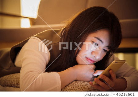 婦女智能手機夜夜間少婦逗人喜愛 婦女智能手機夜夜間少婦逗人喜愛 46212601