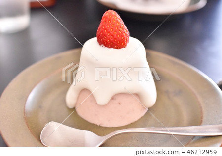 Strawberry bavarois 46212959