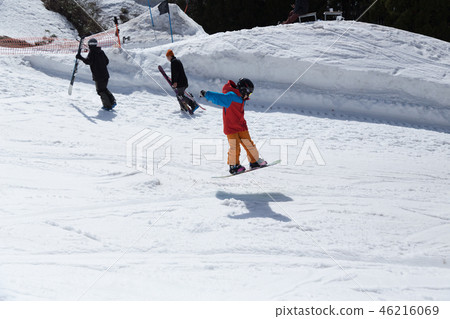孩子們練習跳雪板 46216069