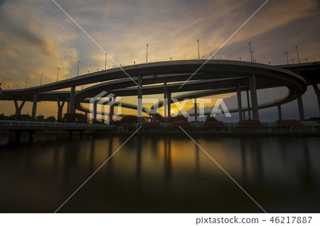 日落Bumipon橋樑夜視圖在曼谷 46217887