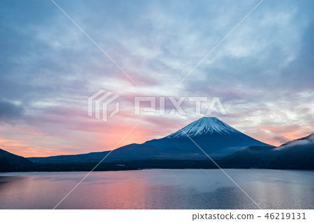 [山梨縣]富士山在晨曦中 46219131