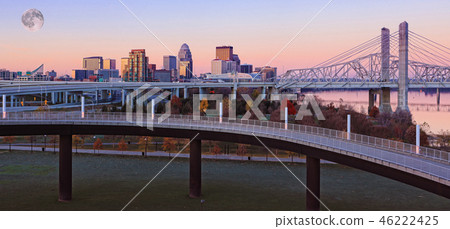 Moon rising above Louisville, Kentucky Moon rising above Louisville, Kentucky 46222425
