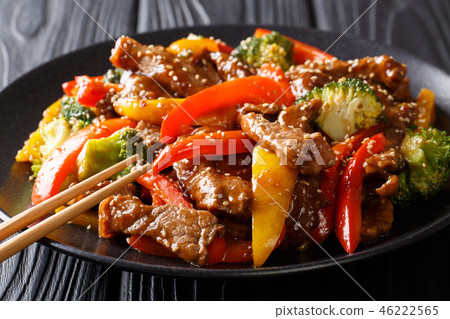 Stir-fried teriyaki beef with bell pepper 46222565