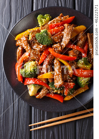 Stir-fried teriyaki beef with bell pepper 46222571