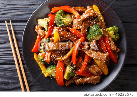 Asian teriyaki beef with bell pepper, broccoli 46222573