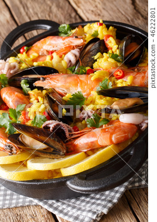 Delicious Spanish paella with seafood and fish Delicious Spanish paella with seafood and fish 46222801