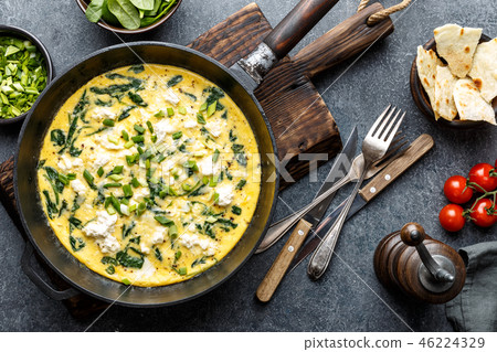 omelette with spinach 46224329