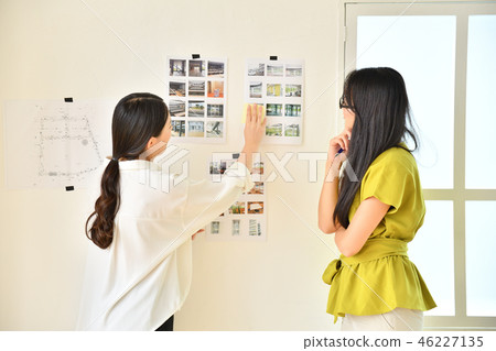 兩個職業女性創意辦公會議 46227135
