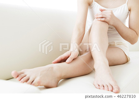美容美腿女人足部護理美容年輕女子護膚 照片素材 圖片 圖庫