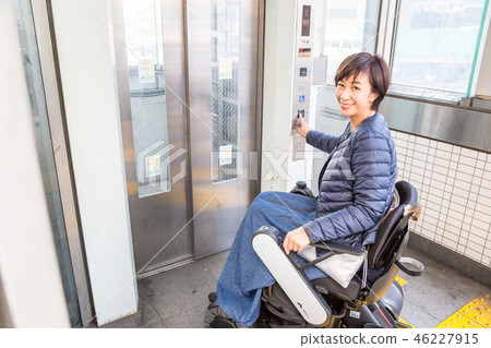 A woman who can not go down without a lift and is found to be in trouble and found a lift A woman who can not go down without a lift and is found to be in trouble and found a lift 46227915