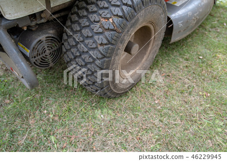 Riding type lawn mower image Riding type lawn mower image 46229945