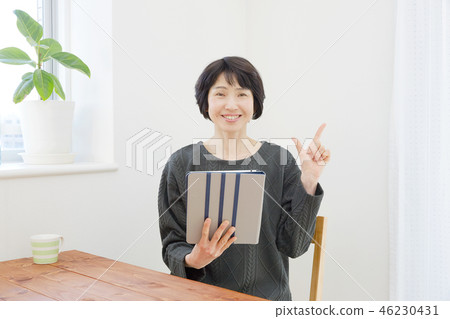 女性中年檢查標誌 46230431