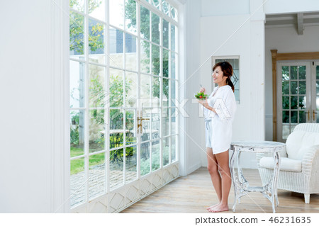 Young Woman, Salad, Relax, Natural Young Woman, Salad, Relax, Natural 46231635