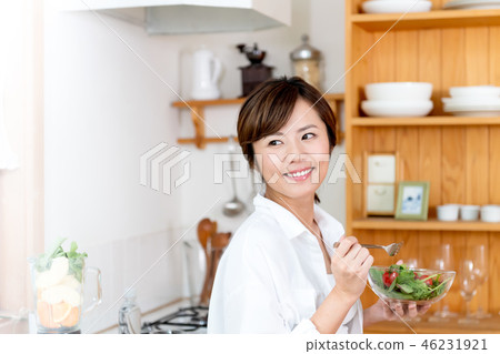 年輕女子,沙拉,放鬆,自然 年輕女子,沙拉,放鬆,自然 46231921