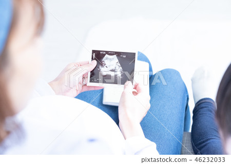 Family image pregnant woman 46232033