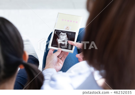 Family image pregnant woman 46232035