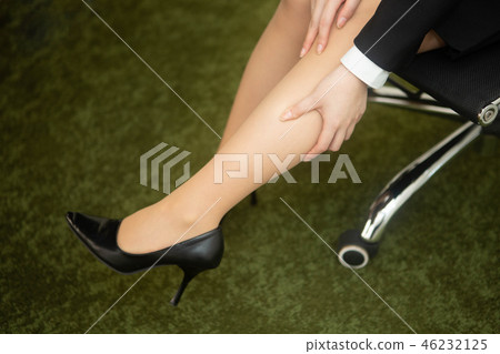 女商人腳水腫痛苦 女商人腳水腫痛苦 46232125