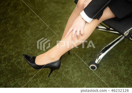 女商人腳水腫痛苦 女商人腳水腫痛苦 46232126