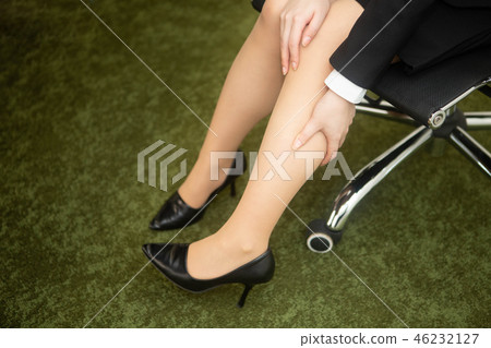 女商人腳水腫痛苦 46232127